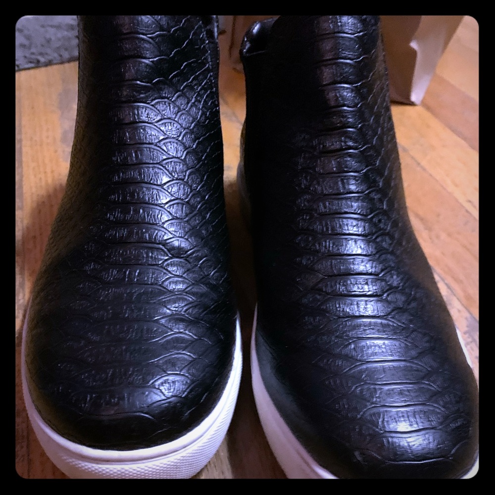 Women’s dress sneakers size 8.5